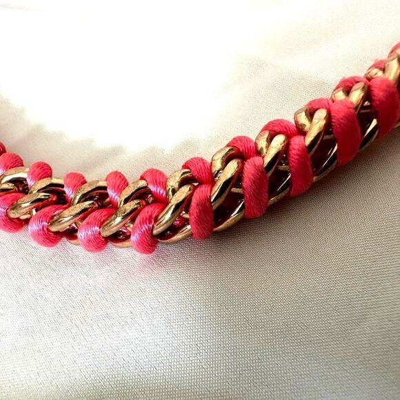 Pink and gold tone twisted chain necklace - Picture 4 of 7